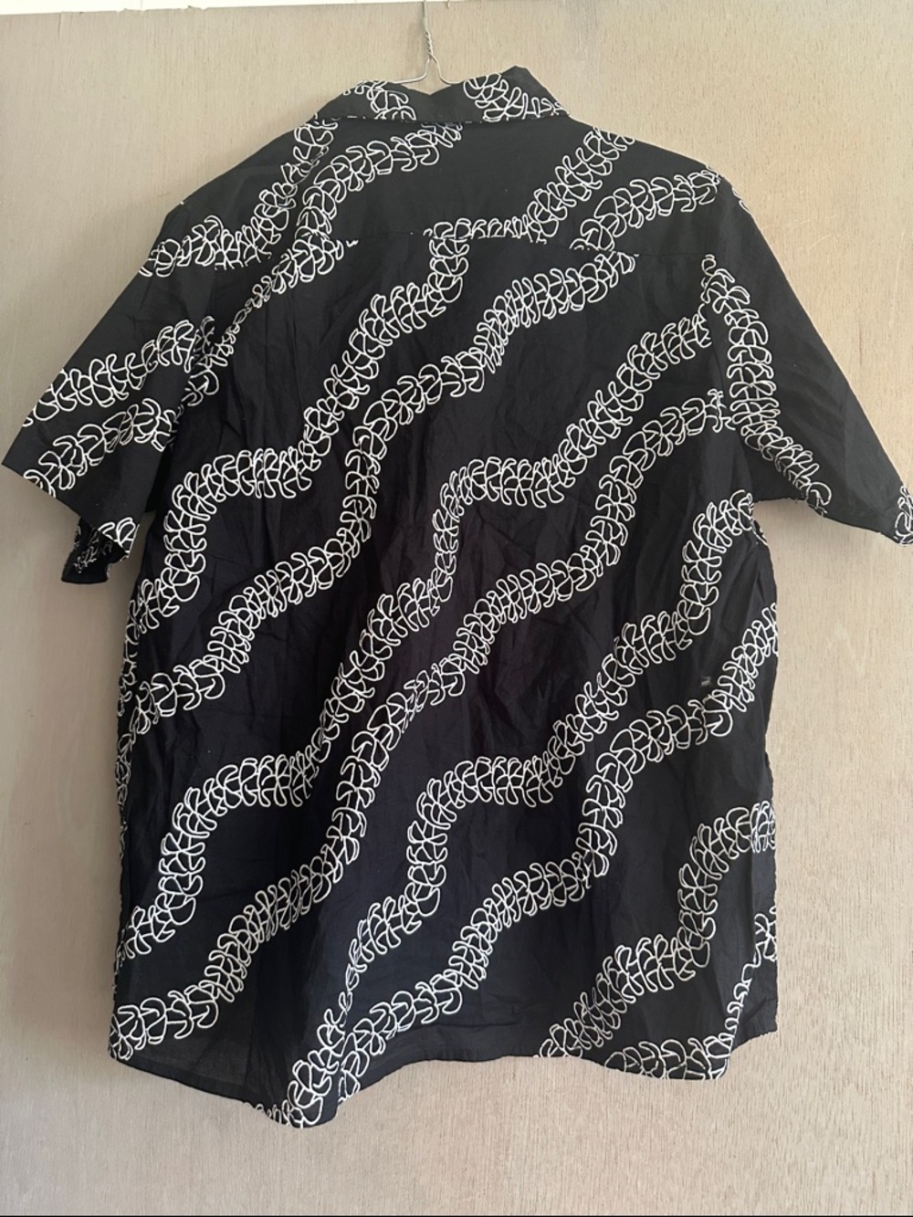 mahina Black Short-Sleeve Shirt with White Wave Motif - Picture 2 of 4